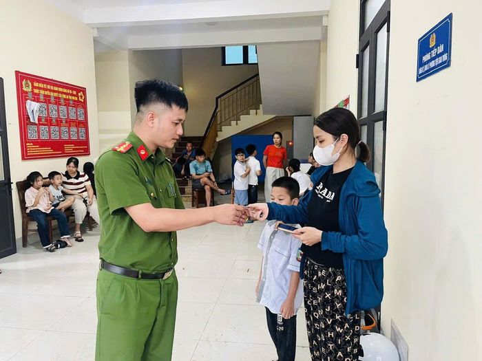 Lực lượng công an hỗ trợ làm định danh điện tử cho trẻ từ 6 đến 14 tuổi