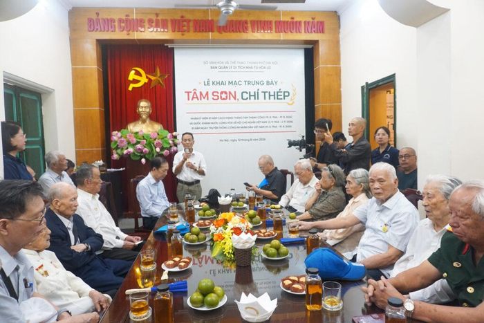 Đại diện gia đình các nhân vật lịch sử được giới thiệu trong Trưng bày dự Lễ khai mạc. Nguồn: Cổng TTĐT Sở VHTT Hà Nội