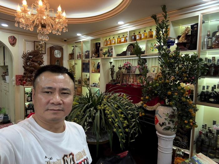 Hiện tại NSND Tự Long đang sống trong căn chung cư...
