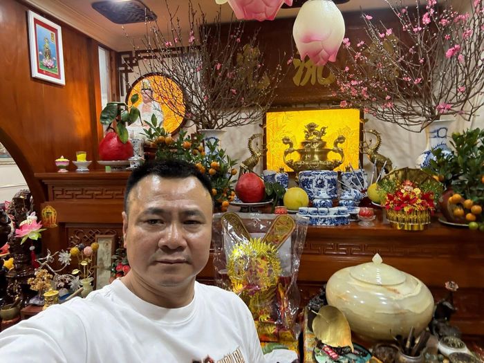 ...cùng vợ và 3 con. Không gian thờ cúng là nơi anh chăm chút nhất.