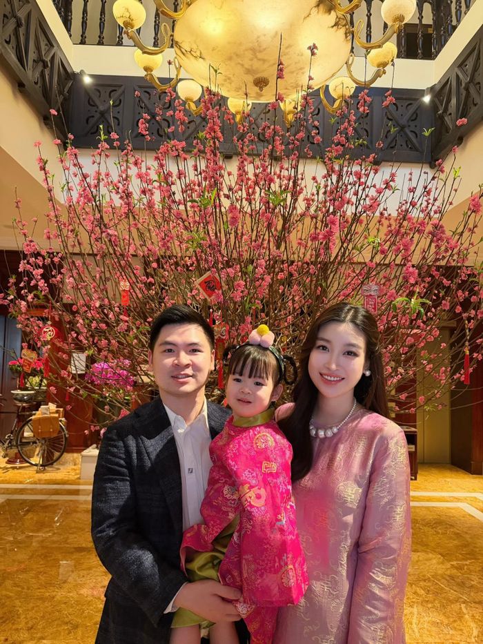 Đỗ Mỹ Linh thoải mái công khai hình ảnh của cô con gái đầu lòng . Ảnh: FBNV