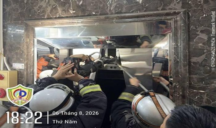 Lực lượng Cảnh sát PCCC&CNCH sử dụng kìm chuyên dụng để mở cửa thang máy bị kẹt. Ảnh: Bộ Công an.