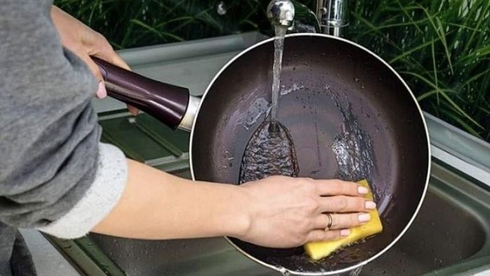 Khi rửa chảo bạn không nên rửa bằng búi sắt mà thay vào đó là dùng miếng bọt biển mềm. Ảnh minh họa