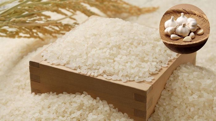 Cho tỏi vào thùng gạo có thể hạn chế được mối mọt, xua đuổi côn trùng. Ảnh minh họa