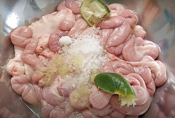 Ngoài bột ngô, nên dùng thêm muối, chanh hoặc giấm để làm sạch.