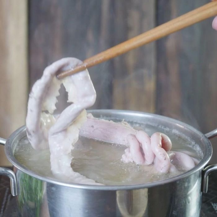 Quan trọng nhất là nên luộc chín kĩ để đảm bảo an toàn.