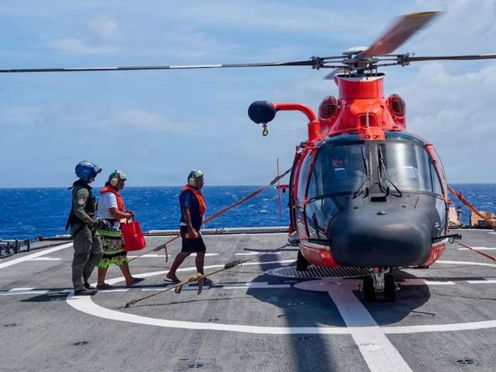 Ba người sau đó được trực thăng cứu hộ đưa tới Weno, bang Chuuk, rồi tiếp tục trở về đảo Fananu đoàn tụ với người thân. Ảnh: USCG