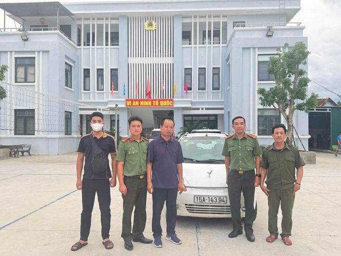 Đối tượng Nghĩa (thứ ba từ trái qua) bị bắt. Ảnh: CA.