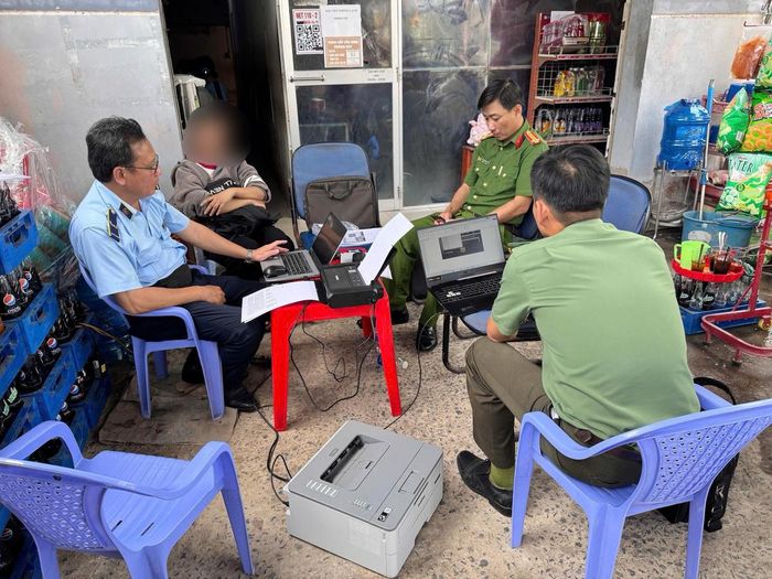 Lực lượng Công an phối hợp với các đơn vị có liên quan kiểm tra các cơ sở internet trên địa bàn. Ảnh: Công an tỉnh Vĩnh Long