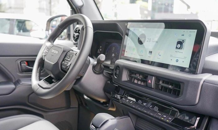 Xe trang bị gói công nghệ an toàn TSS (Toyota Safety Sense), điều khiển hành trình chủ động, đèn chiếu xa tự động thích ứng. Ảnh: TMV.
