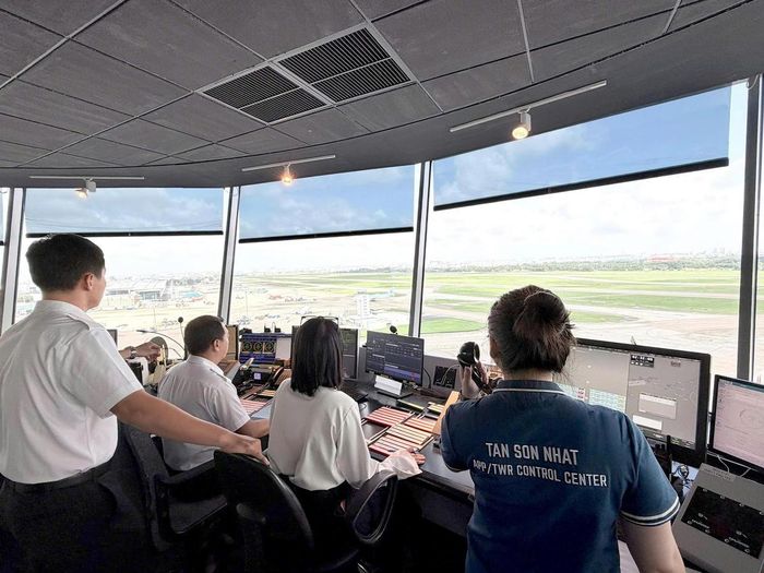 Kíp trực Đài Kiểm soát không lưu Tân Sơn Nhất tổ chức điều hành hoạt động bay, bảo đảm an toàn trong tình huống phát sinh phương tiện bay không người lái