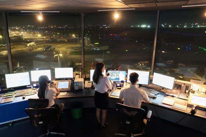 Hoạt động khai thác tại Cảng hàng không quốc tế Tân Sơn Nhất được điều hành phù hợp với tình hình thực tế, ưu tiên cao nhất cho an toàn. Ảnh: VATM