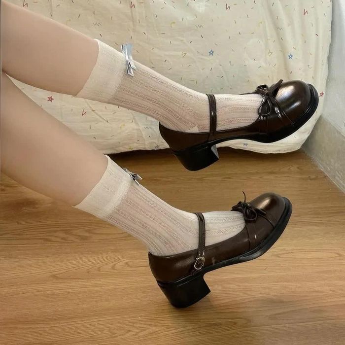 Giày Mary Jane đính nơ trẻ trung nhưng vẫn thanh lịch