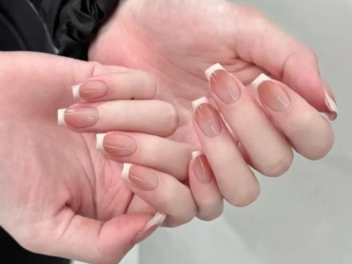 Mùa thu năm nay, kiểu sơn đầu móng được tiết chế để trở nên hiện đại hơn
