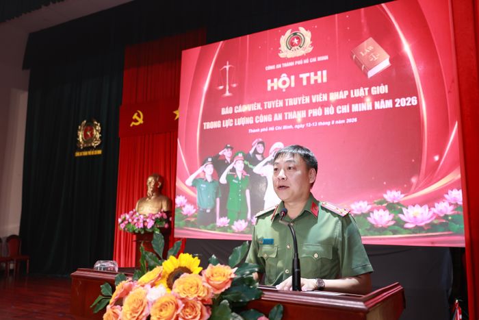 Thượng tá Phan Huy Văn phát biểu khai mạc hội thi