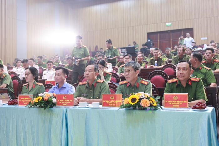Các đồng chí trong ban tổ chức, hội đồng chấm giải