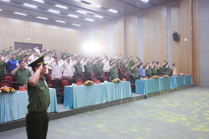 Đại biểu, thí sinh và khách mờ thực hiện nghi lễ chào cờ, khai mạc hội thi