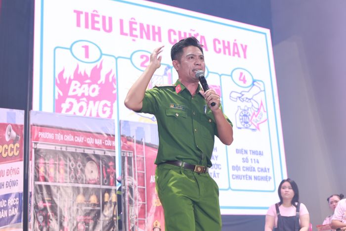 Các báo cáo viên thể hiện khả năng tuyên truyền hấp dẫn của mình ngay trên sân khấu hội thi
