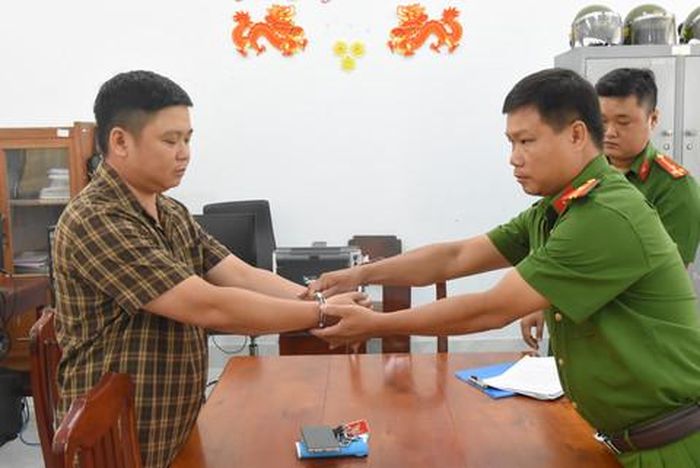 Công an tiến hành bắt tạm giam Trịnh Trung Trực. Ảnh: Lê Hoài.