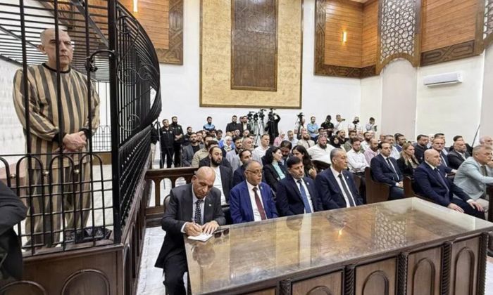 Atef Najib xuất hiện tại toà ở Syria hôm 11/8 (trong lồng sắt) để nghe xét xử - Ảnh: Bộ Tư pháp Syria