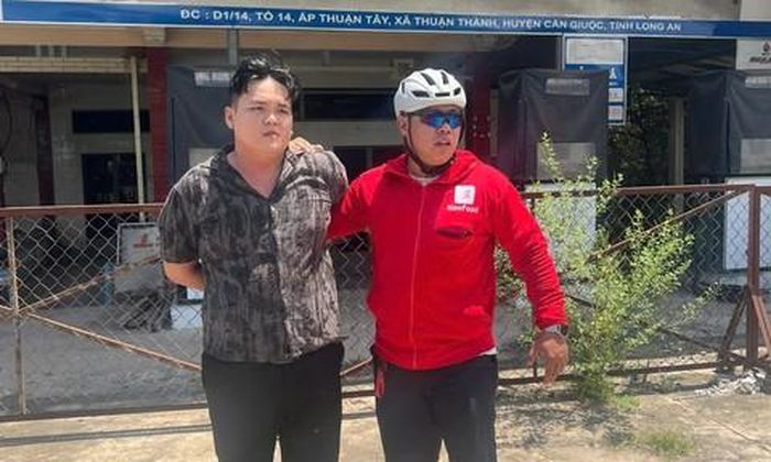Đối tượng Đỗ Quốc Vương bị các trinh sát bắt giữ sau 9 giờ gây án