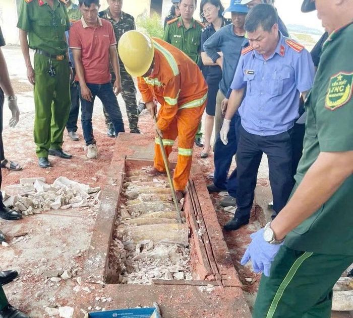 Lực lượng chức năng tiến hành khám xét lô hàng theo quy định của pháp luật