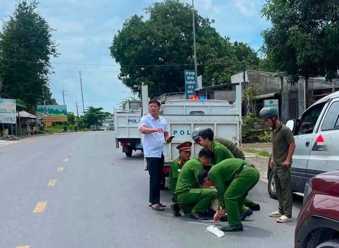 Cảnh sát khống chế đối tượng.