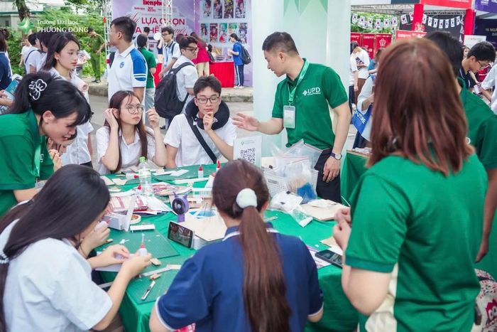 Thí sinh cần theo dõi thông tin từ trường đại học nơi trúng tuyển để thực hiện các thủ tục theo quy định riêng của từng trường. Nguồn ảnh: Đại học Phương Đông.