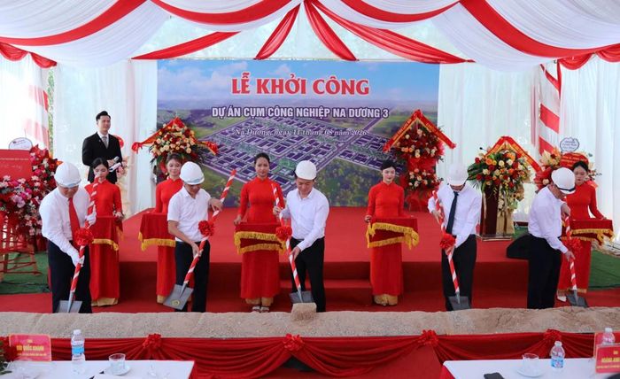 Các đại biểu thực hiện nghi thức khởi công dự án Cụm công nghiệp Na Dương 3.
