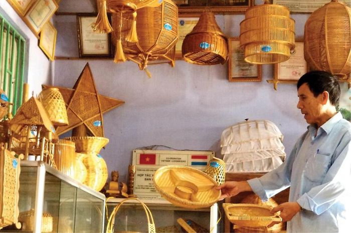 Bộ sản phẩm đèn trang trí, rổ, rá của HTX Mây tre đan Bao La đã hết hạn công nhận sản phẩm OCOP