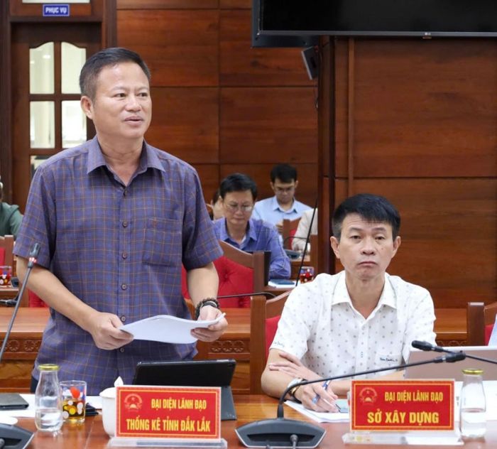 Lãnh đạo Thống kê tỉnh Đắk Lắk tham gia ý kiến tại cuộc họp.