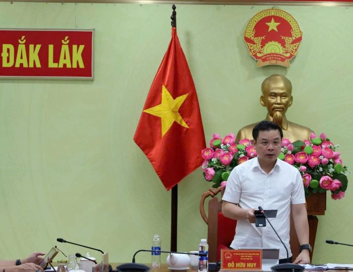 Chủ tịch UBND tỉnh Đỗ Hữu Huy phát biểu kết luận cuộc họp.