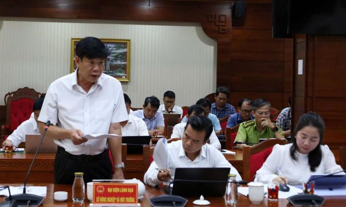 Ông Bùi Hồng Quý – Giám đốc Sở Nông nghiệp và Môi trường báo cáo tình hình triển khai kịch bản tăng trưởng 6 tháng đầu năm.
