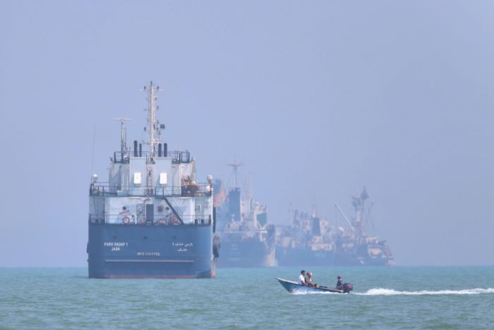 Tàu neo đậu ở eo biển Hormuz ngoài khơi Bandar Abbas, Iran. (Ảnh: AP)