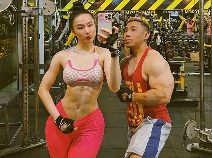 Angela Phương Trinh cùng huấn luyện viên Phạm Văn Mách.