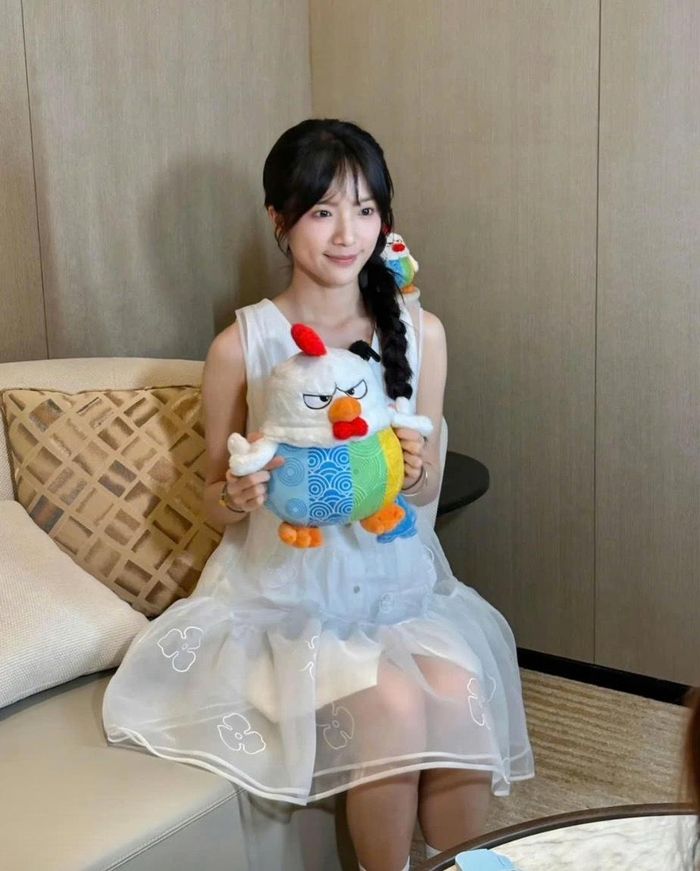 Ngoài đời, Lý Tư Đồng cũng theo đuổi phong cách tối giản, nhẹ nhàng. Cô ưu tiên các thiết kế có phom dáng gọn gàng, tôn vóc dáng mảnh mai và bờ vai thanh thoát.