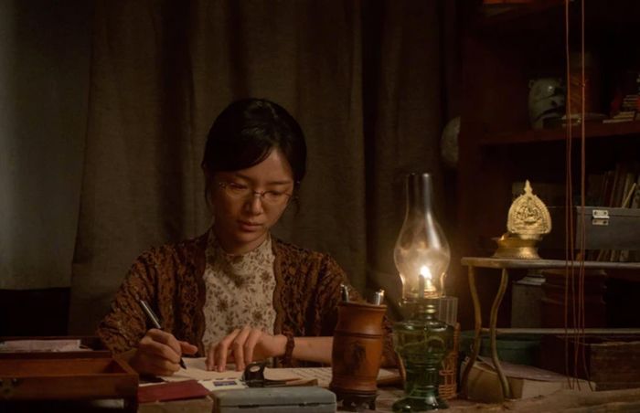 Để chuẩn bị cho vai Tạ Nam Chi trong “Thư tình gửi ngoại”, Lý Tư Đồng dành nhiều thời gian nghiên cứu bối cảnh lịch sử và nhân vật. Dù chỉ mới 22 tuổi, Lý Tư Đồng vẫn thể hiện một cách thuyết phục vai Tạ Nam Chi qua nhiều giai đoạn của cuộc đời. Không ít người xem cho rằng nét diễn tự nhiên, chân thật là yếu tố giúp bộ phim tạo được sức lan tỏa mạnh mẽ.