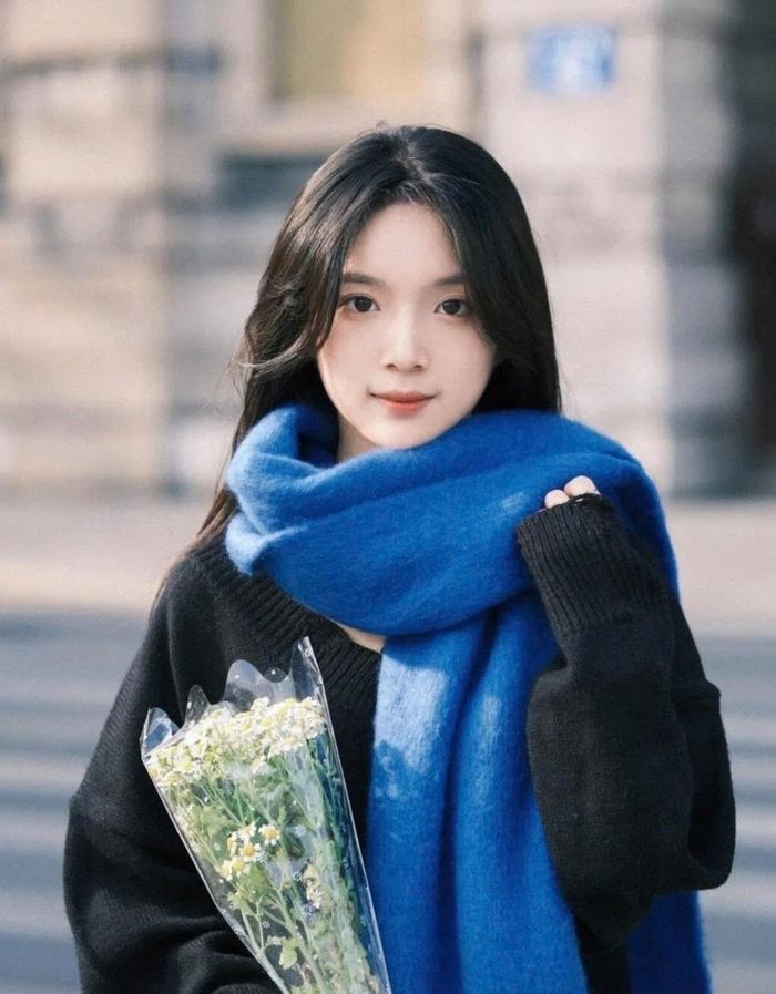 Con đường vào nghệ thuật của Lý Tư Đồng đến một cách bất ngờ. Hai năm trước, cô lọt vào mắt xanh của đạo diễn Lam Hồng Xuân khi đăng một video cuộc sống thường ngày trên mạng xã hội. Bị thu hút bởi nét mộc mạc, trong trẻo của cô gái trẻ, đạo diễn đã mời cô đến thử vai.
