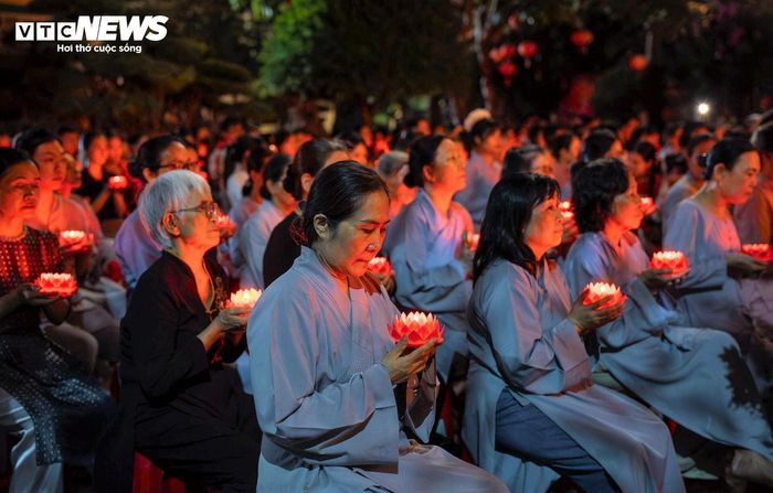 Lễ Vu Lan không chỉ là nghi thức tôn giáo mà còn là dịp để mỗi người con bày tỏ lòng thành kính với cha mẹ, tổ tiên. (Ảnh: Mạnh Hiếu)