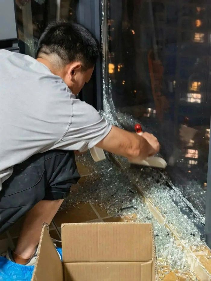 Cửa kính ở chung cư cũng bị vỡ vụn trong những ngày nắng nóng. (Ảnh: Global.hk01.com)