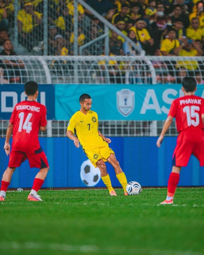 Tiền vệ Wan Kuzain (áo vàng) của Malaysia không thể tiếp tục thi đấu tại ASEAN Cup 2026. (Ảnh: @kuzain7/Instagram)