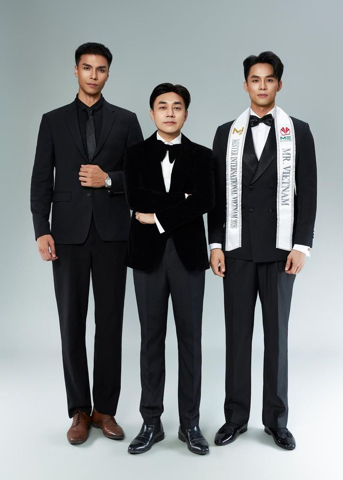 Á vương 1 Mister International 2024 Mạnh Lân, Giám đốc quốc gia Mister International Vietnam Đỗ Kim Khánh và đại diện Việt Nam tham dự Mister International 2026 Nguyễn Vũ Linh.