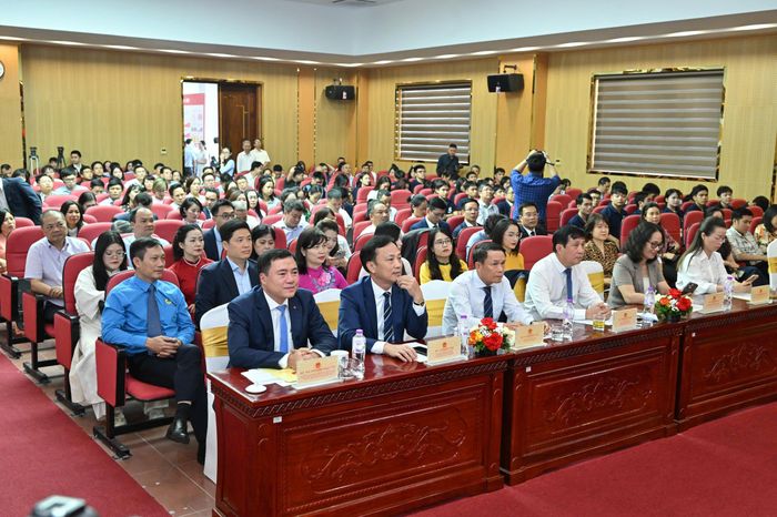 Các đại biểu tham dự lễ trao giải.