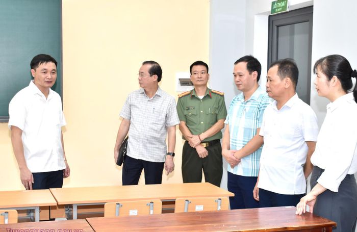 Phó Chủ tịch UBND tỉnh Đỗ Anh Tuấn và đoàn công tác kiểm tra công tác chuẩn bị tổ chức thi lại Kỳ thi tốt nghiệp THPT năm 2026 tại Điểm thi Trường THPT Chuyên Tuyên Quang. (Ảnh: Cổng TTĐT tỉnh Tuyên Quang)