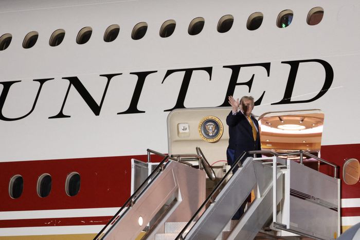 Ông Trump khi lên máy bay mới. (Ảnh: Reuters)