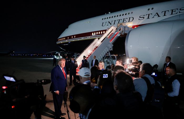 Ông Trump sau đó nói với các phóng viên rằng ông đổi máy bay theo yêu cầu từ Mật vụ.