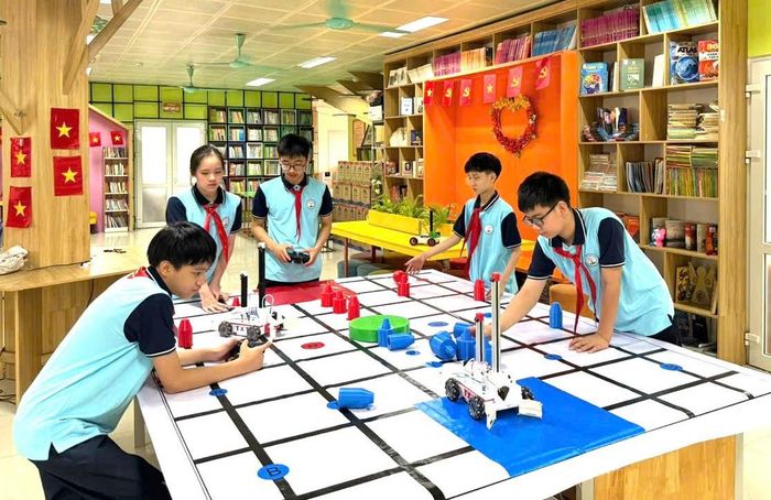 Học sinh Trường Trung học cơ sở Thanh Xuân Trung (phường Thanh Xuân) thực hành, thử nghiệm robot. Ảnh Trung Tâm
