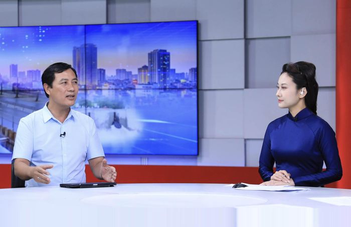 Trưởng phòng Quản lý hạ tầng cấp thoát nước (Sở xây dựng Hà Nội) Lê Văn Du trao đổi tại Chương trình Hà Nội chuyển động “Chủ động phòng, chống ngập úng - Phát triển hạ tầng đô thị bền vững” do Cơ quan Báo và Phát thanh, Truyền hình Hà Nội tổ chức. Ảnh: Quang Thái