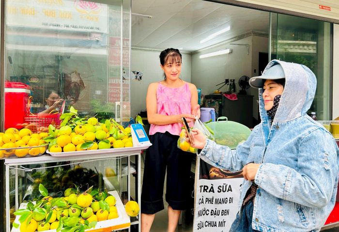 Từ quán hàng nước đến người bán trái cây đều đặt mã QR phục vụ khách hàng. Ảnh: Trần Oanh.