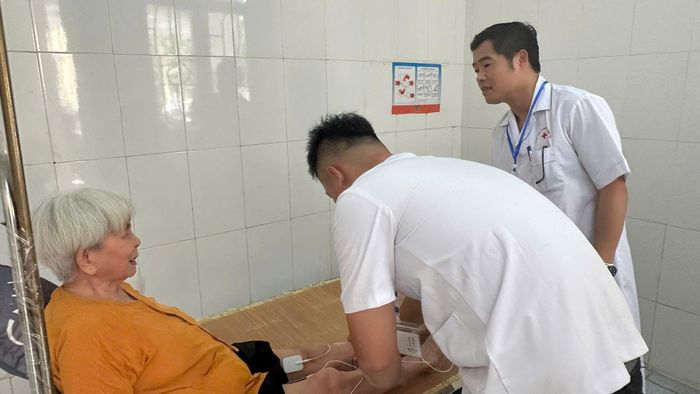 Bác sỹ Nguyễn Hải Kiên phụ trách điểm trạm y tế Tiền Phong kiểm tra sức khỏe cho bệnh nhân tại Trạm. Ảnh: PV